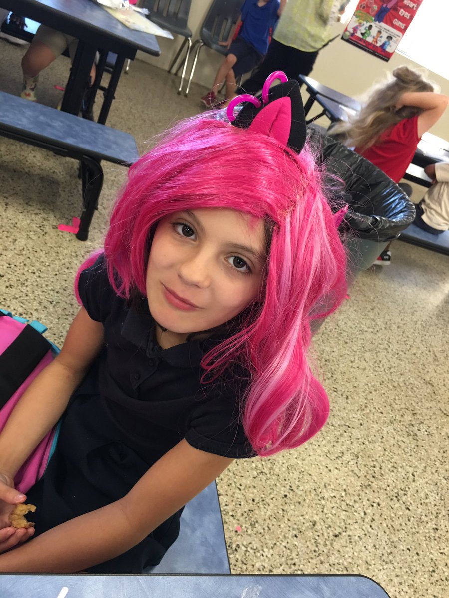 AcademicAnnVCS's tweet image. ⭐️⭐️⭐️ It was Crazy Hair Day @OsceolaElem. These girls took crazy to an AWESOME level. ⭐️⭐️⭐️ #AwesomeOsceola @lynn_bruner @amyrichardson99 @heatherjsmyth #SELebrationWeek