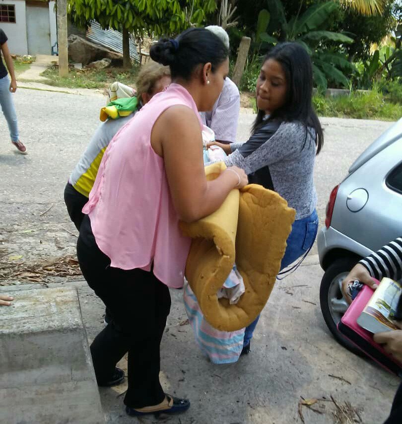 yoerli2017's tweet photo. Así y de emergencia trasladan a pacientes desde CDI de Monay #Pampán hasta Chejendé #Candelaria en busca d oxígeno y medicamentos. El anciano d la primera gráfica murió a la hora de llegar a Chejendé porque el oxigeno no fue sificiente
@trafficVALERA 
@ElNacionalWeb 
@ElPitazoTV https://t.co/8RUg4uwf3J