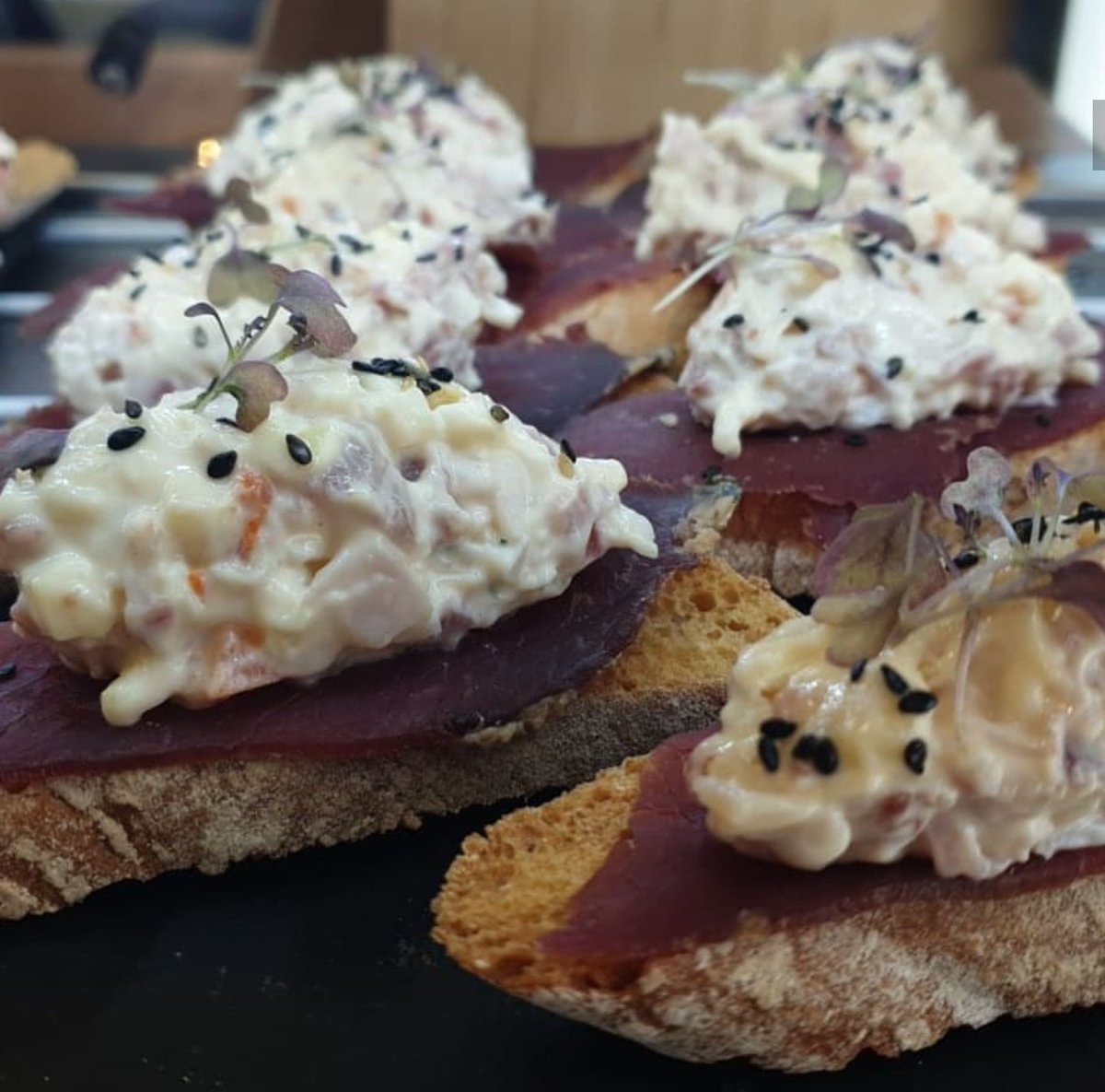 A partir de mañana nuevo horario en El Taller de La Carpintería. De martes a viernes de 19 a 24h, y los fines de semana también sesión vermut: de 12 a 17 y de 19 a 24h. Domingos noche y lunes cerramos. #depotesporbouzas #deviñosporbouzas