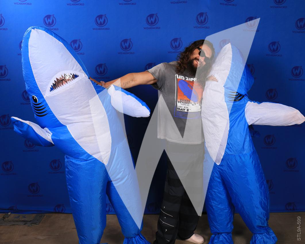 KevinRBrackett's tweet photo. This could quite possibly be the greatest boyfriend/girlfriend #JasonMomoa photo op of all time! #WizardWorldSTL https://t.co/O18PzRsOk0