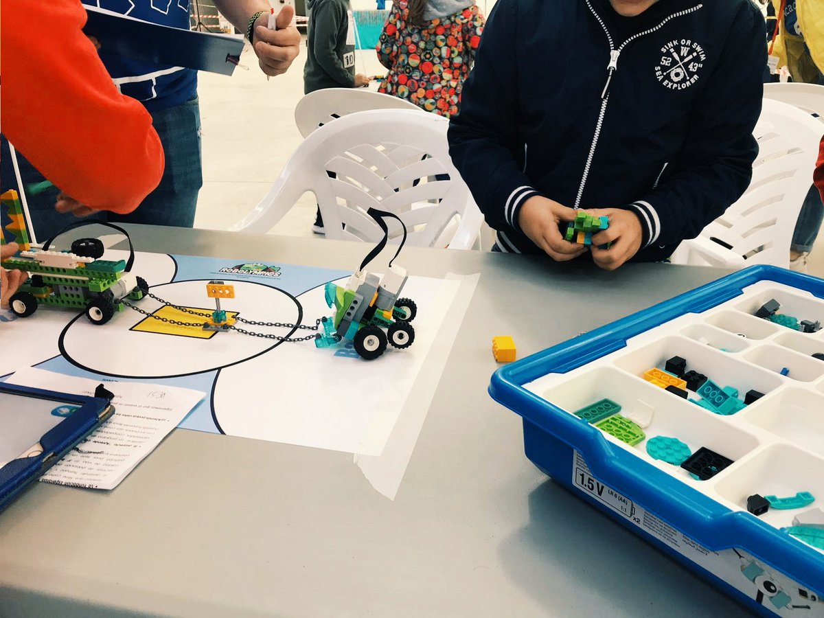 mariinnaa10's tweet photo. Comenzamos la semana tras disfrutar el sabado de #Robolmpics19 un evento pionero de #RoboticaEducatica donde participaron más de 220 alumnos y alumnas de #alicante. ¡¡gracias a tod@s por vuestro apoyo en este proyecto tan ilusionante! https://t.co/Sr3fp8rFbW