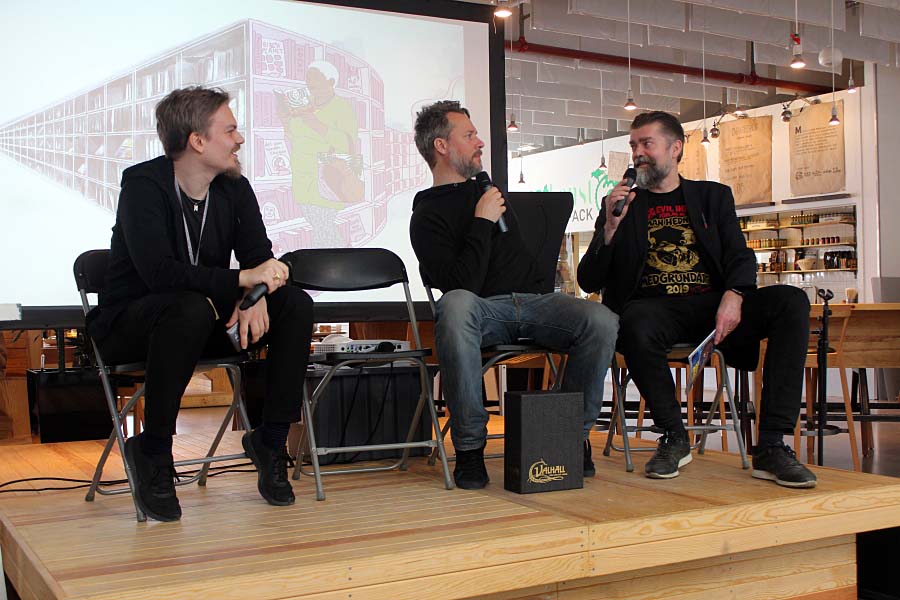 Caltex_98's tweet photo. Från söndagen på #SIS19: #JohanKimrin & #JonasDarnell berättar om sina framgångsrika @kickstarter-kampanjer och ger manspreadingen ett ansikte. #KarlJohnsson & #SaraBergmarkElfgren signerar #Vei2 hos #KartagoFörlag. #seriefestivalen #serier #comics https://t.co/Nj1jAMDG43