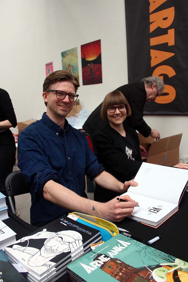 Caltex_98's tweet photo. Från söndagen på #SIS19: #JohanKimrin & #JonasDarnell berättar om sina framgångsrika @kickstarter-kampanjer och ger manspreadingen ett ansikte. #KarlJohnsson & #SaraBergmarkElfgren signerar #Vei2 hos #KartagoFörlag. #seriefestivalen #serier #comics https://t.co/Nj1jAMDG43