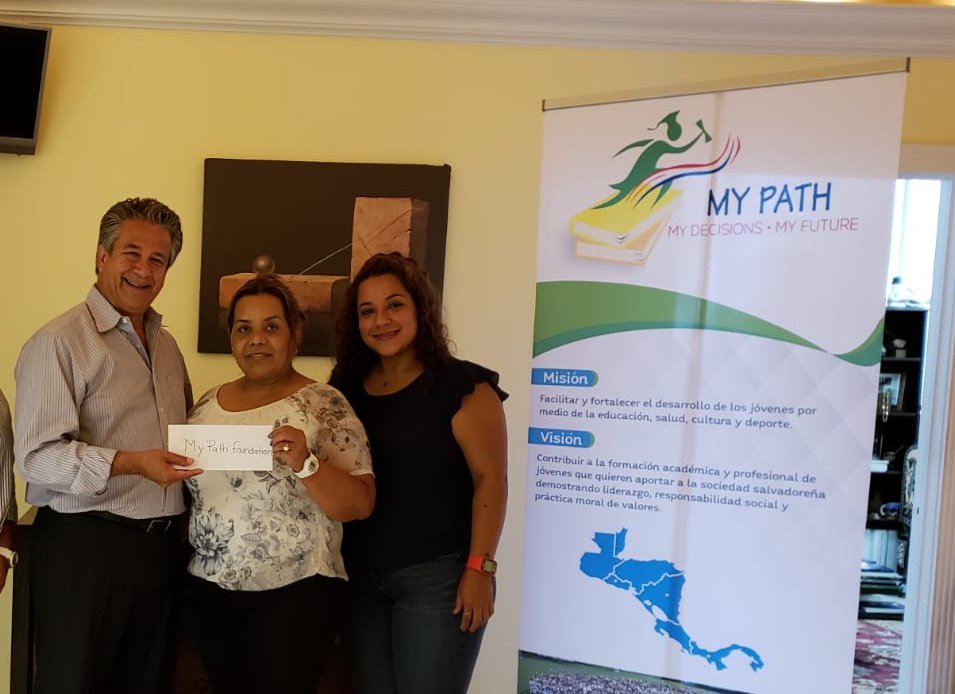 Guillermo Palomo Vicepresidente de la Fundación My Path recibiendo una donación de la Sra. Margarita Villalobos en nuestra cede. 
#MyPath #becas #donaciones #ElSalvador #Universidad #Educacion #agradecimiento