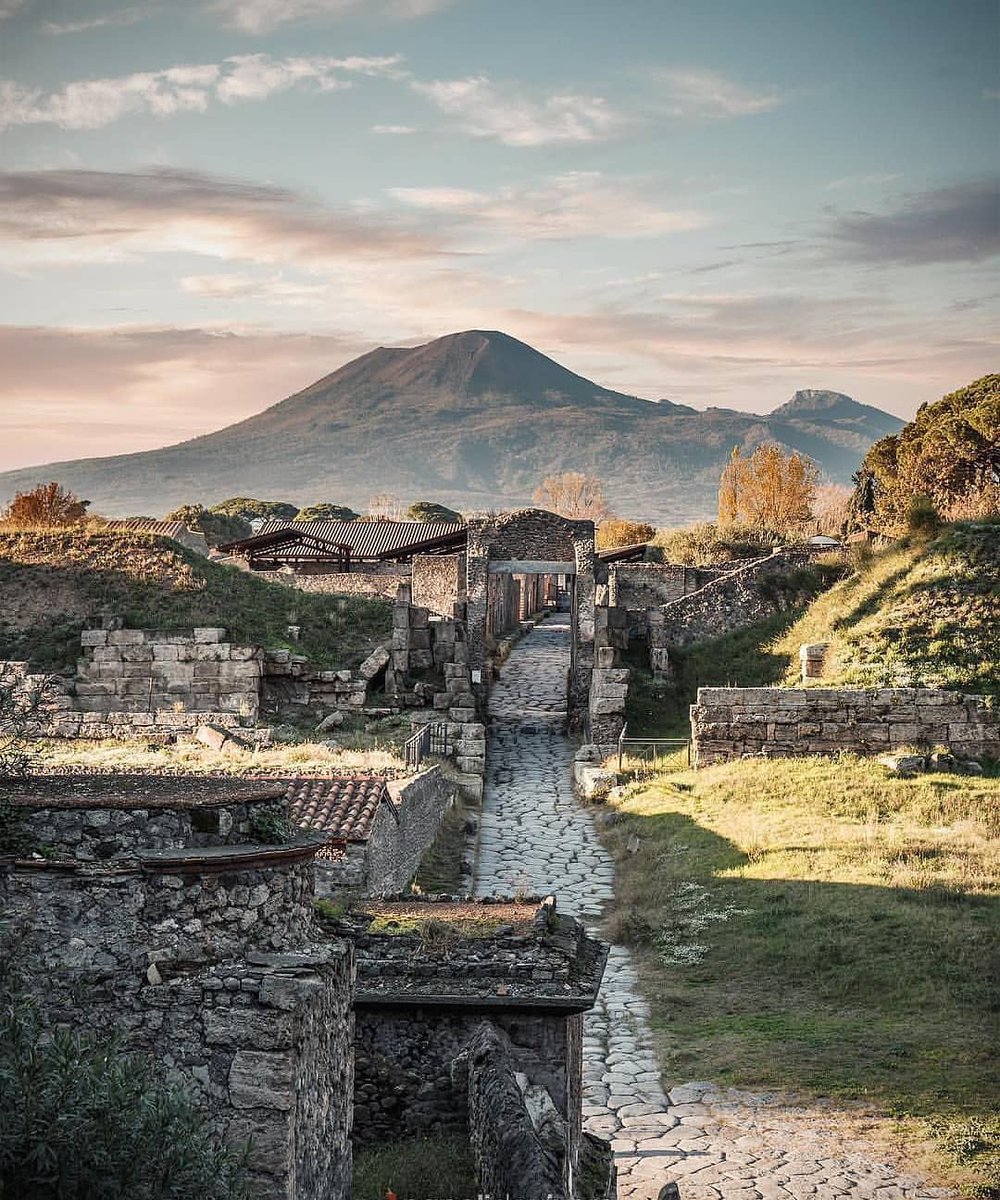 PlanetPompeii's tweet image. On the slopes of Mount #Vesuvius there is a city called #Pompeii.
