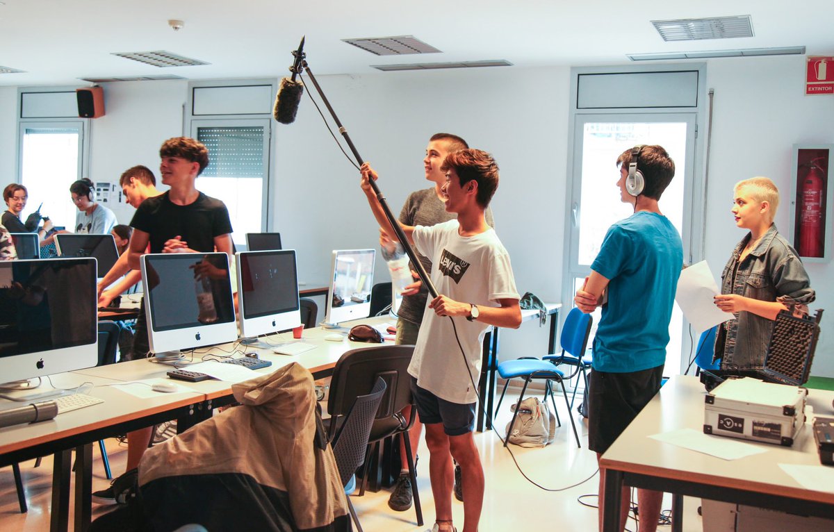Cine_Base's tweet photo. Durante el verano jóvenes y docentes realizan diversos cursos de Narrativa Audiovisual y finalizan con la realización de un cortometraje 🎥 ¿Te gustaría vivir esta experiencia? Infórmate de nuestras ediciones y ven a la Summer School en ESCAC☀️
#summeriscool #narrativaaudiovisual https://t.co/VTwekzfFeN