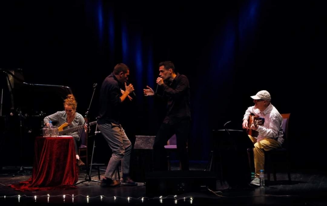Proy_Mediavilla's tweet photo. Fantástico concierto, el sábado pasado, en el Teatro Victoria de Talavera de la Reina: un lujazo de espacio y de público. ¡Mil gracias! #entrecancionesybenedettis
@albarisa @daniel_sese @markoozbeatbox #joseluismediavilla https://t.co/eBo0kHRELq