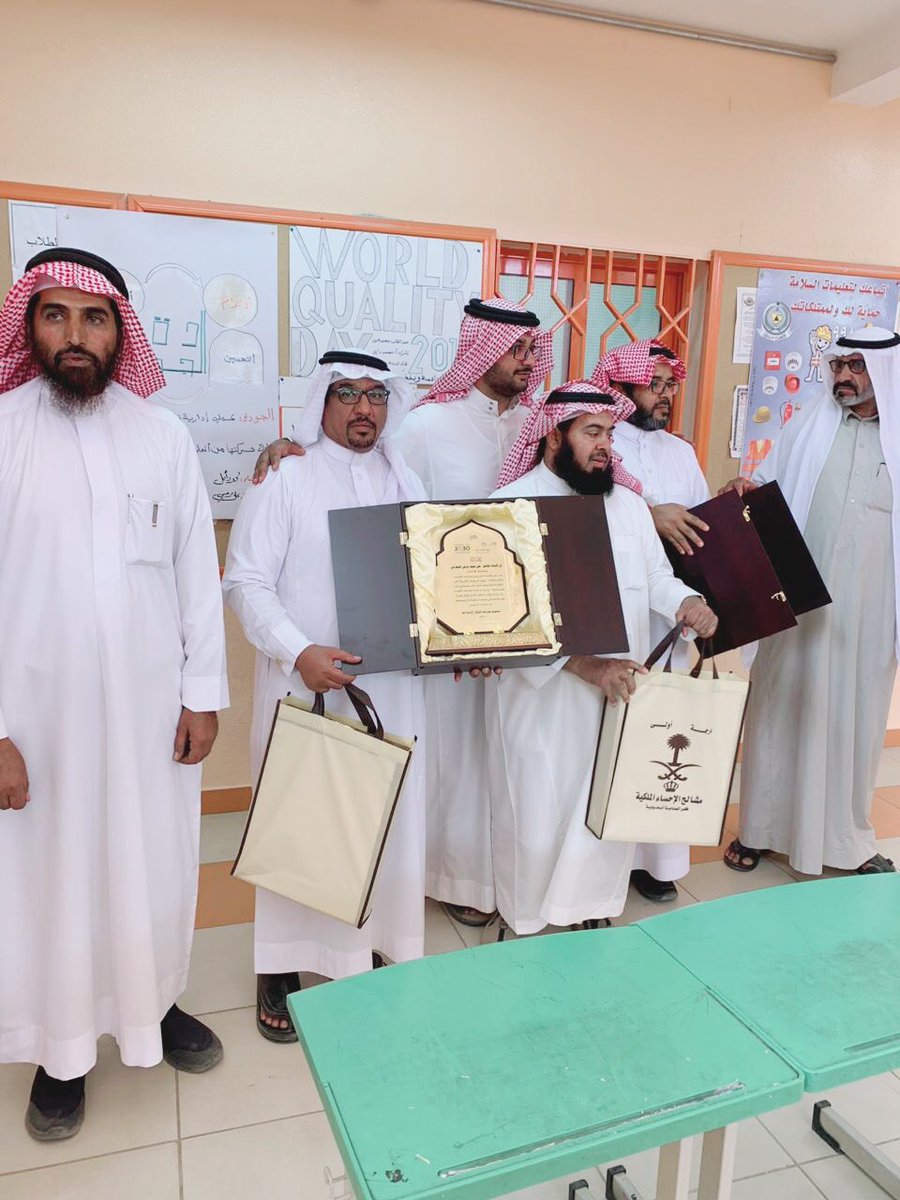 ali55m7's tweet photo. تكريمي من قبل زملائي بمناسبة التقاعد https://t.co/kucMZno3vo