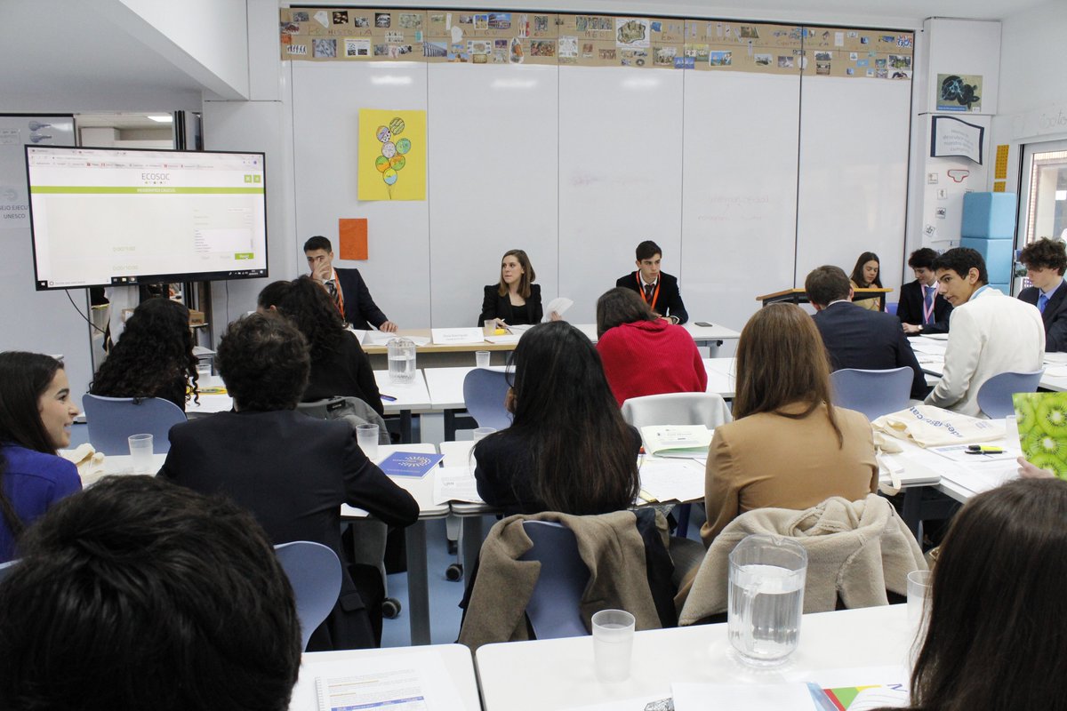 El CVE anfitrión del IV Modelo <a href="/unesmun_oficial/">Unesmun Oficial</a>. Un evento que la <a href="/FundacionCVE/">Fundación CVE</a> pone al servicio de la Red de Escuelas de <a href="/UNESCO_es/">UNESCO en español 🏛️#Educación #Ciencia #Cultura</a> . 250 alumnos de toda España se ejercitan en la cultura de la paz y los derechos humanos, dialogando sobre asuntos de la actualidad internacional.