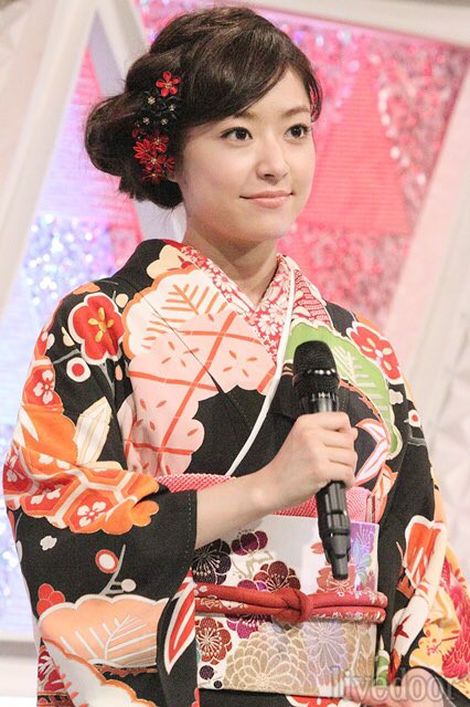みぃさん Twitterren 思い出してみると紅白の時の真央ちゃんは着ているものも全て素敵だった 花男の時も着てた振袖に白いドレスと桜のドレスとか もう全部似合ってた もうこの時が8年前だなんて 後にも先にもこの年の井上真央の司会が1番 懐かしいな最高