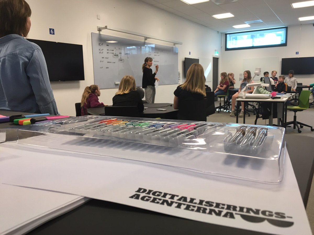 Är du lärare i grundskolan och vill bli ett ess på digitalisering och samhällsförändring så har vi på <a href="/Mittuni/">Mittuniversitetet</a> en present till dig😍 En rykande färsk distanskurs på 7,5hp: "Digitaliseringskunskap med didaktisk inriktning"! Sök innan 15/4. miun.se/Forskning/stor…