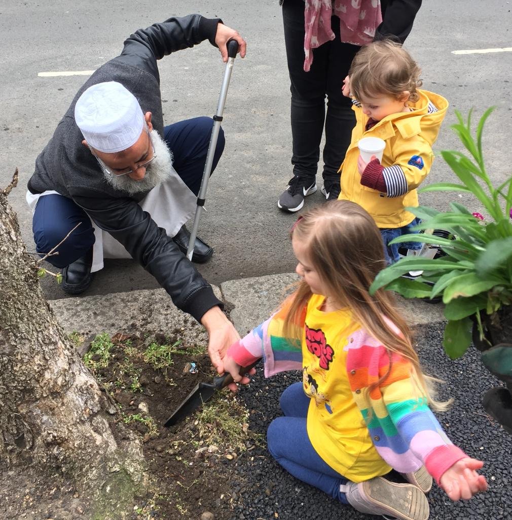 wfcouncil's tweet photo. #WalthamForest is a little greener 🌱🌺 🌸 🌼  today thanks to the great work of our residents who worked together to make #WFOurPlace tidier and brighter during this weekend's #SpringClean2019 👏 https://t.co/6Lov1OkVpD