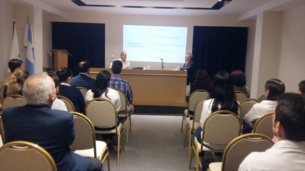 semanaprof's tweet photo. AHORA | 👏🏼 En #CPCECorrientes el Lic. Pedro Inchauspe, de la Secretaría de Simplificación Productiva del Ministerio de Producción y Trabajo de la Nación, 🤓 explica nuevas herramientas para simplificación de trámites de contadores. Acompaña el presidente del CPCE Walter Esquivel https://t.co/rX8h414RFu