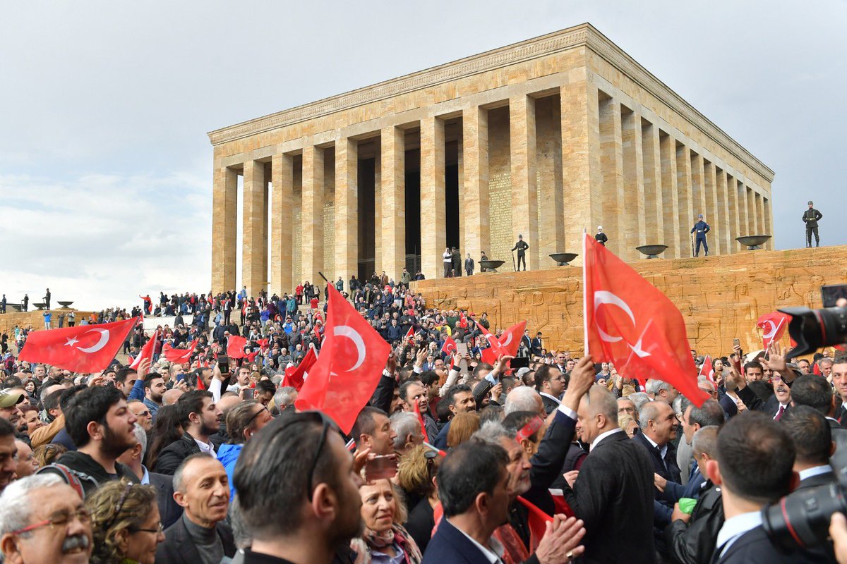 mansuryavas06's tweet photo. Töremizde bir başarı elde ettikten sonra büyükler ziyaret edilir.

Sabah #HacıBayramVeli’nin şimdi ise #GaziMustafaKemalAtatürk’ün manevi huzurlarında bulunmanın huzurunu yaşıyorum. 

Ankara’nın şehremini olarak ortak değerlerimizin bereketiyle hizmete başlıyoruz.
#HaydiBismillah https://t.co/G1K1HCszkB