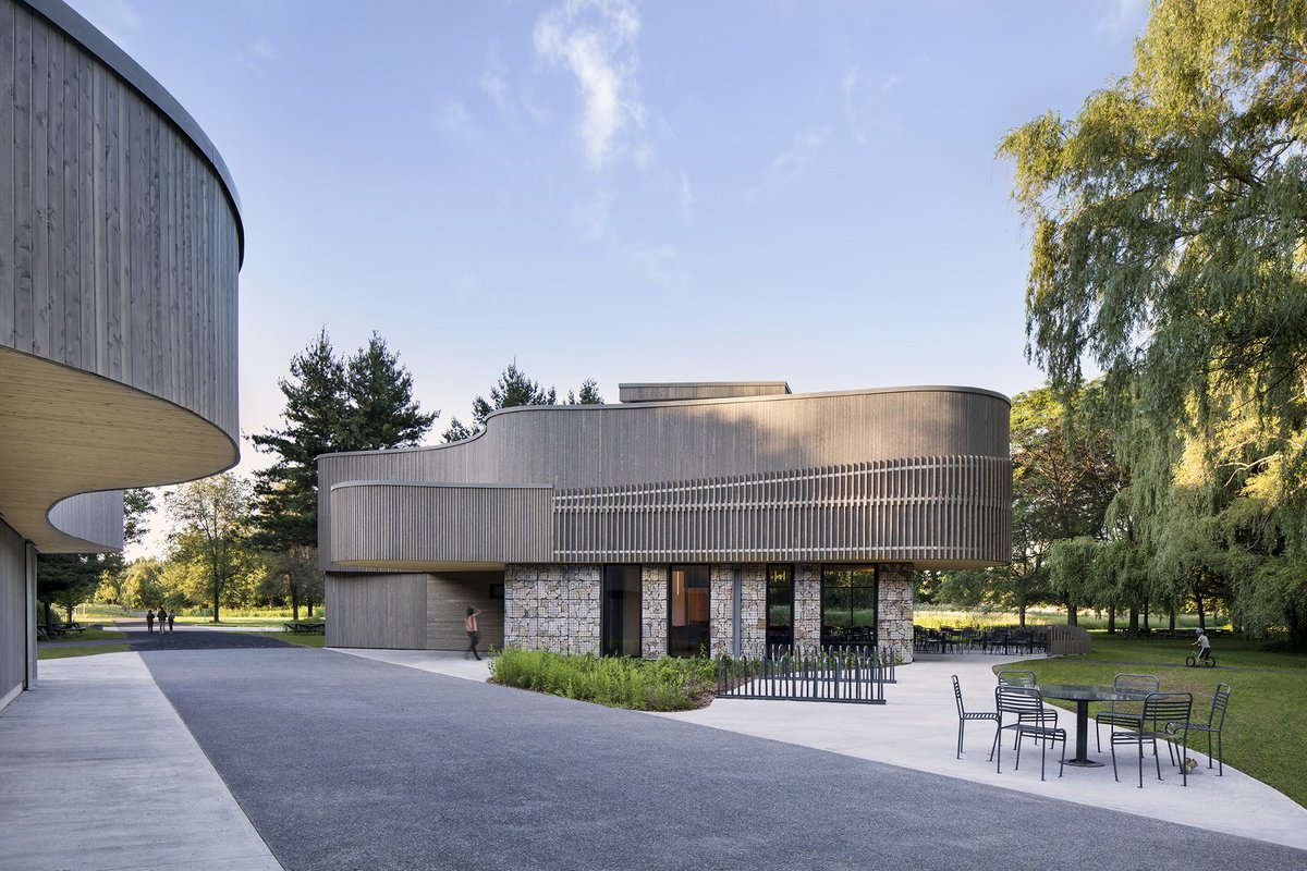 SmithVigeant's tweet photo. Heureux d’annoncer que notre projet de Centre de découverte et de services du Parc National des Îles-de-Boucherville a reçu le prix d’excellence de l’Ordre des architectes du Québec 2019, dans la catégorie de «Bâtiments institutionnels publics». Bravo à l’équipe! https://t.co/Pg1aF51BmP