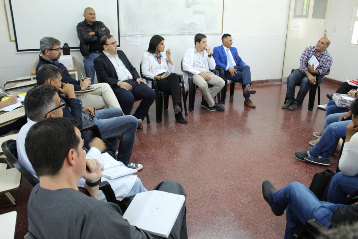 ChacoSalud's tweet photo. El ministro Luis Zapico junto a los responsables de los hospitales de cabecera de la Provincia y el #IDACH, se ocupan de pautar estrategias para fortalecer el acceso a los servicios y asistencia de los pacientes de pueblos originarios.
.
.
.
#TrabajoEnEquipo
#ChacoSalud https://t.co/7YnNh6VFn9
