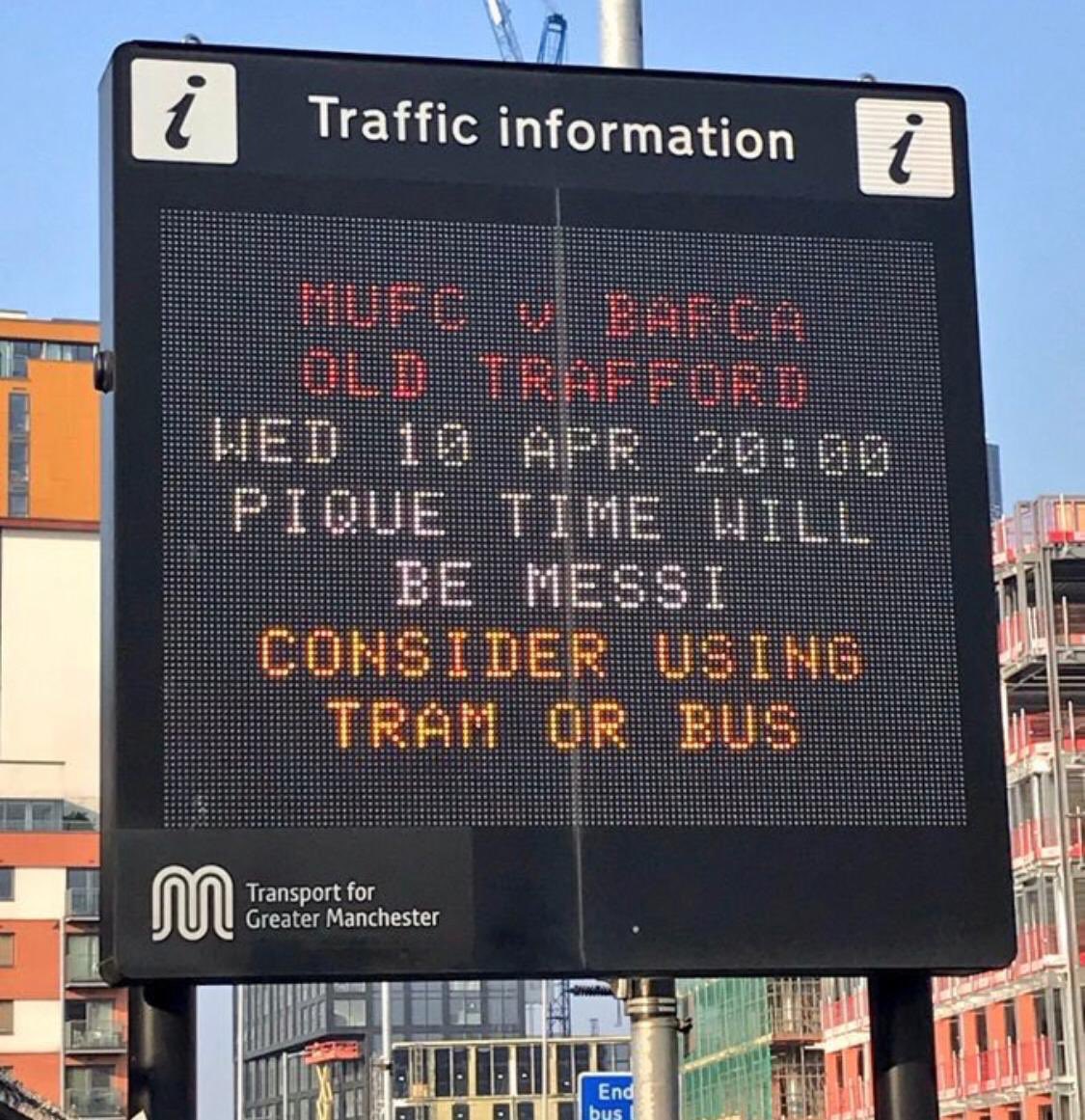 Cartel de información al tráfico referido al Manchester United-Barcelona (@Gary Lineker).