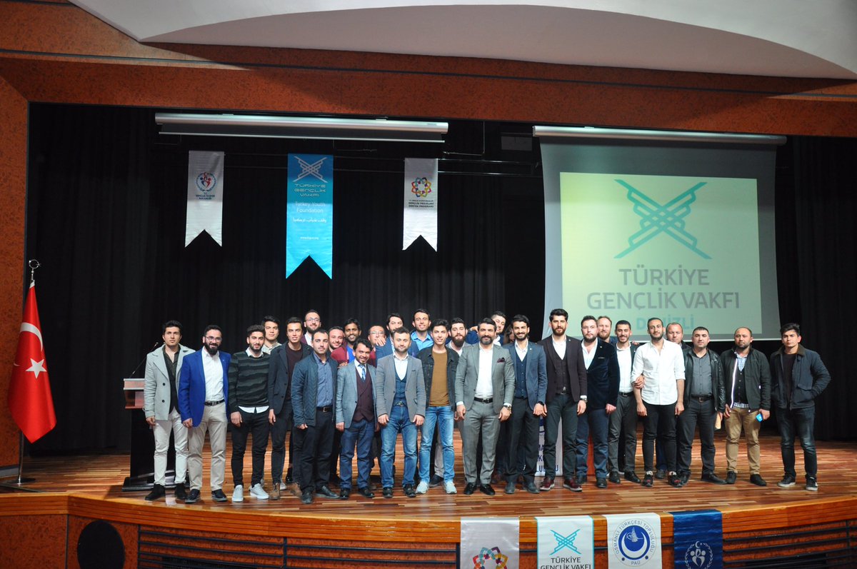 Hiç kimse başarı merdivenlerini elleri cebinde çıkmamıştır. Ardahan'dan Amerika'ya uzanan bir başarı hikâyesi Erbakan Malkoç, üniversitemizde gerçekleştirilen Sıfırdan Yüze konulu söyleşide sevenleriyle buluştu.