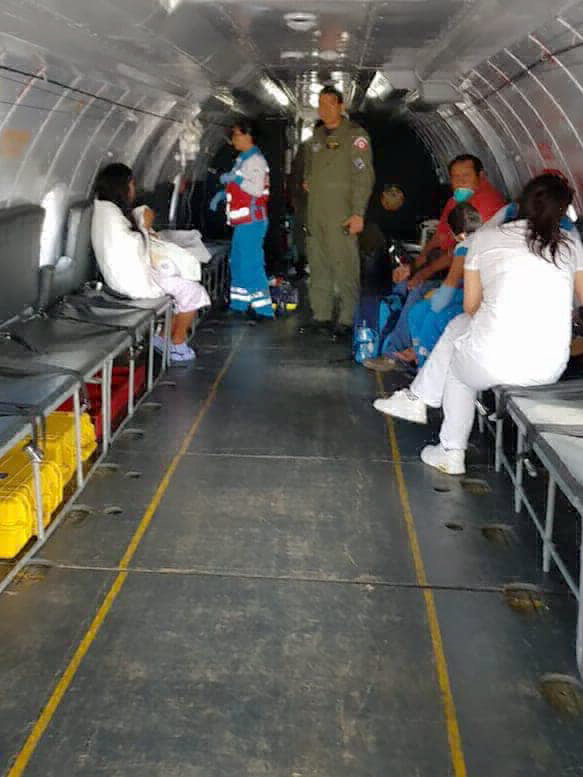 SamuPeruMinsa's tweet photo. #EvacuaciónAeromédica 🚑✈
Desde Lambayeque, en un avión de la #FAP, #SAMU realizó la evacuación aeromédica de dos menores 1 día de nacido y 9 años de edad con diagnóstico reservado. En Lima, fueron trasladados por #SAMU al #INSNSB y #INEN para su atención especializada. #MINSA https://t.co/5R8qeGhIwZ