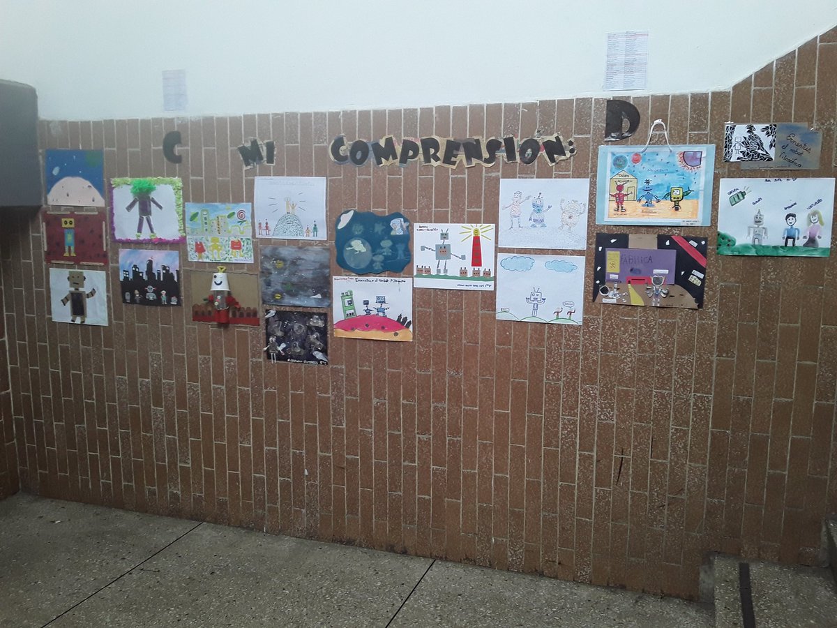 CRAjuanito's tweet photo. El pasillo de quinto grado exhibe los trabajos creativos del plan lector: "Ernestus, el robot filosófico". @colegiojuan23 @sedejuanito https://t.co/S4SDeOBJWB