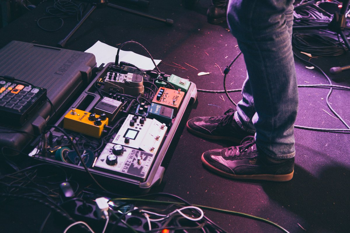 latermicamalaga's tweet photo. Imágenes del #REFriday del pasado 5 de abril con los conciertos de #ReasonLight, @MonteTerror @berlinarock y @MartesNiebla, junto al Rastro Nocturno con @Alhambra_Es. Álbum completo -> https://t.co/eizU0INvXv https://t.co/YICac4dKhC