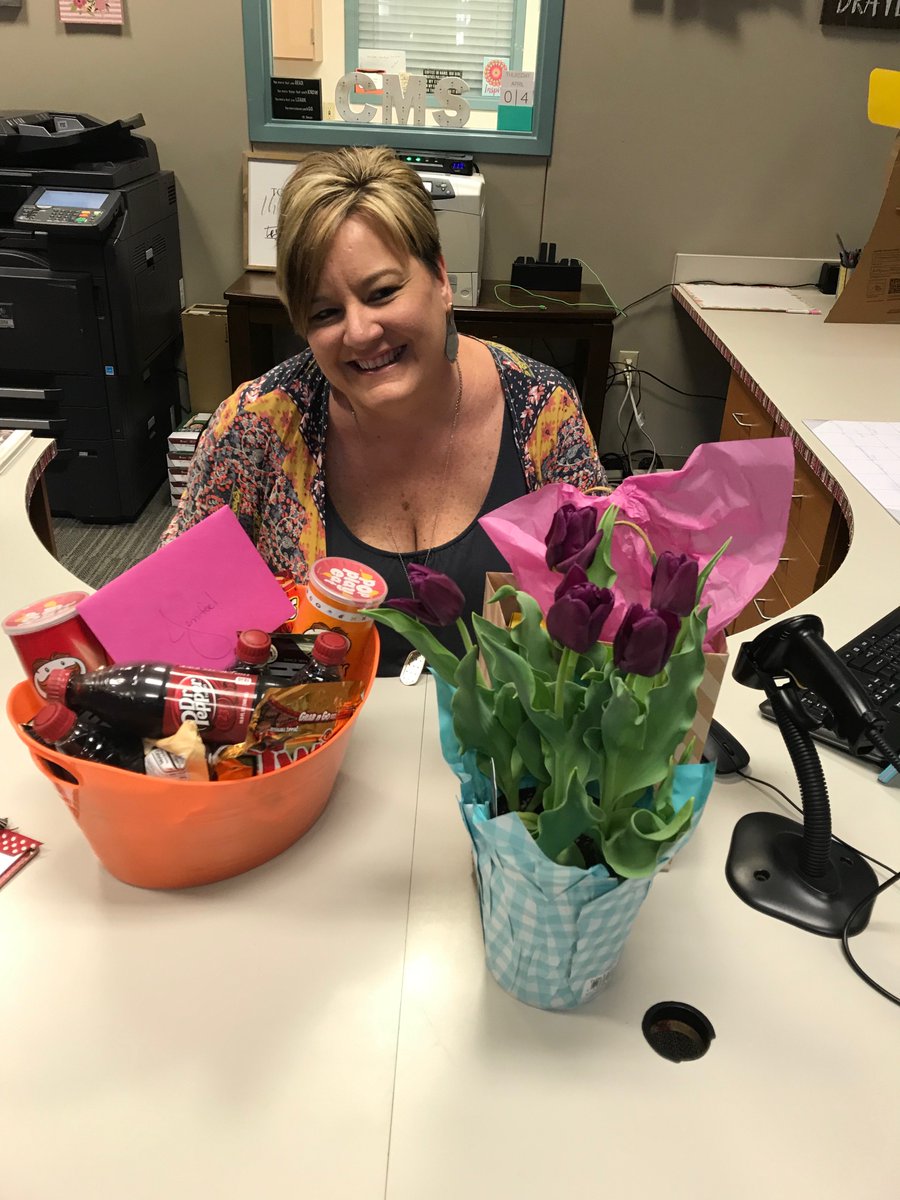 CainMustangs's tweet photo. Our librarian ROCKS! Happy Librarian Week Mrs. Munson! #iloverockwallisd https://t.co/TEVi6Bq1nD