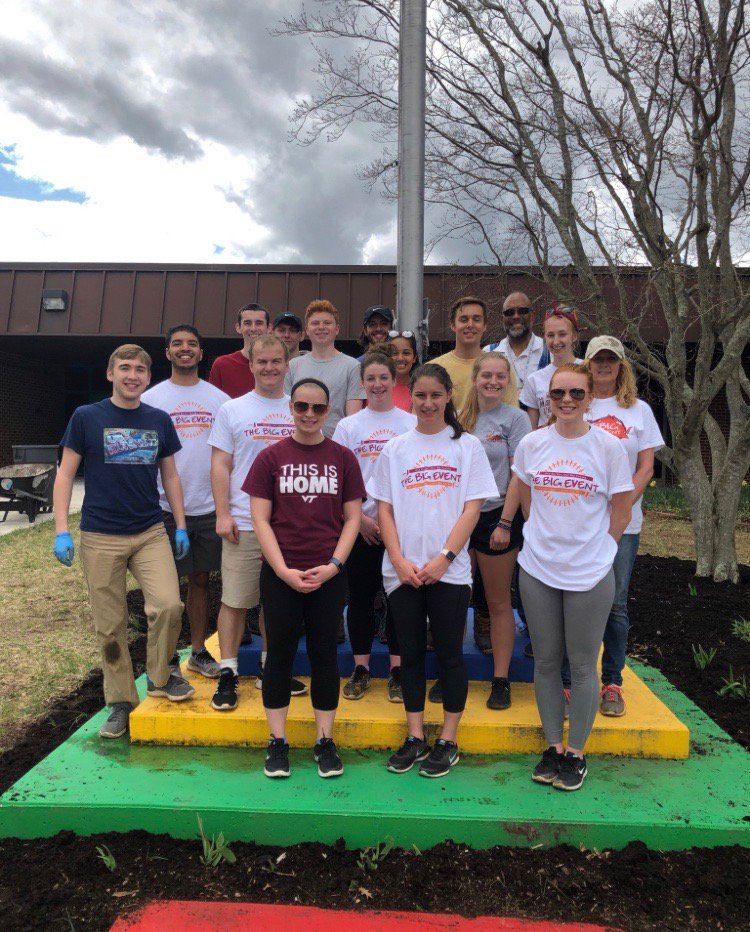 vt_ewb's tweet photo. We were EWBusy this past weekend! Saturday morning we had the pleasure of working at Christiansburg Primary Elementary school working on their plant beds and mulching their playgrounds as part of Virginia Tech's annual Big Event. https://t.co/Q7gZoUPJfQ