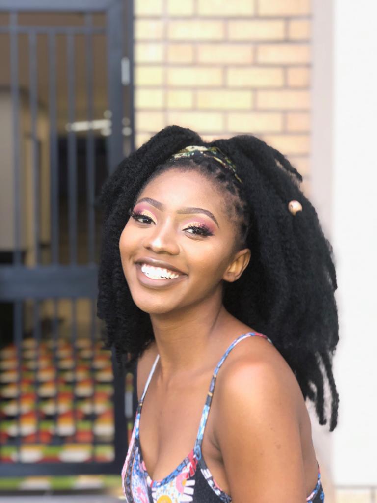 kim_kimberr's tweet photo. @KatliiMo worked on this GORGEOUS lady and would you look at that?!
#BloemTwitter #bloemfontein #Gradseason #KovsieGraduation #CUTGraduations
PLEASE RT https://t.co/RAX039jAEb