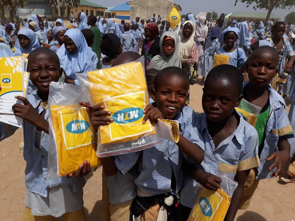 MTNNG's tweet photo. The #WhatCanWeDoTogether initiative is still on-going and the team has visited more schools in Abuja, Niger, Imo, Plateau, Abia, Kano and Bayelsa. Proudly sponsored by MTN Foundation.
#WCWDT https://t.co/EElWU4Hqmp