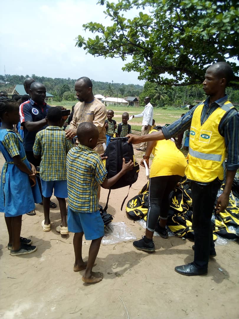 MTNNG's tweet photo. The #WhatCanWeDoTogether initiative is still on-going and the team has visited more schools in Abuja, Niger, Imo, Plateau, Abia, Kano and Bayelsa. Proudly sponsored by MTN Foundation.
#WCWDT https://t.co/EElWU4Hqmp