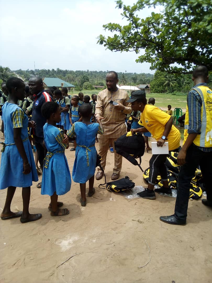 MTNNG's tweet photo. The #WhatCanWeDoTogether initiative is still on-going and the team has visited more schools in Abuja, Niger, Imo, Plateau, Abia, Kano and Bayelsa. Proudly sponsored by MTN Foundation.
#WCWDT https://t.co/EElWU4Hqmp