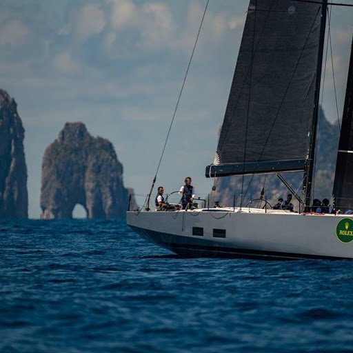 All hands on deck! 💪
📸: B&amp;G ambassador IG ‘zennaroenrico’ leading at the helm.