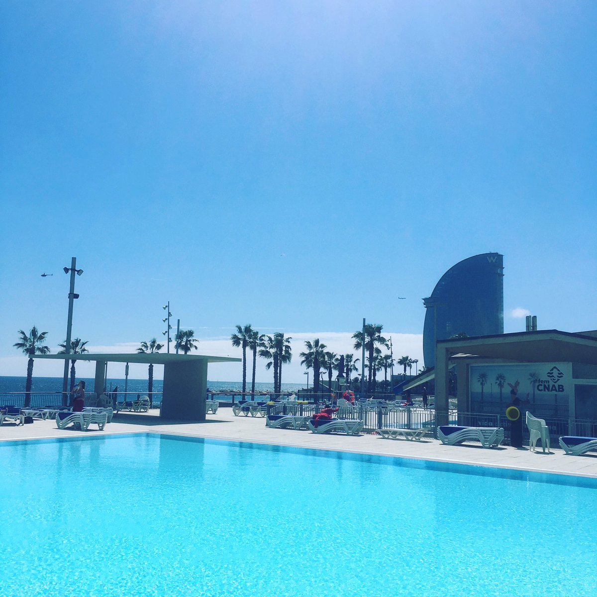 stefmoon's tweet photo. The pool with this awesome vieuw !!!Interesting Day 👌🏊‍♂️🏊🏼‍♀️ #staytuned #newthings #swimming #swimmingpool #pulsopreventielab #science #motivation #headcoach #project https://t.co/KEjVm2fhaY