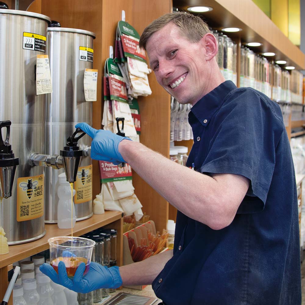 marketofchoice's tweet photo. From @GloryBeeFoods in Eugene, our bulk Pacific Northwest Blackberry Honey is perfect for sweetening baked goods, oatmeal, pancakes and more! #MOCBulk #SaveTheBee #MOCLOCAL https://t.co/BV8xkT7J34