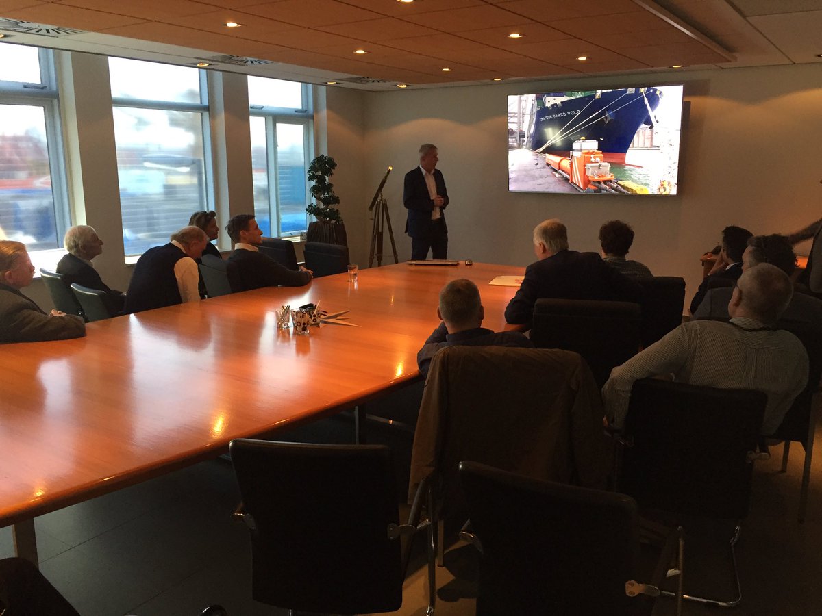 KeesVrijdag's tweet photo. Vice-vzt @KRVE Gerrit van der Burg (Koninklijke Roeiers Vereeniging Eendracht) geeft leden @club25rotterda1 een update over innovatief product in de haven @ShoreTension ‘Dynamic Mooring System’ https://t.co/5hw8b7CWgA