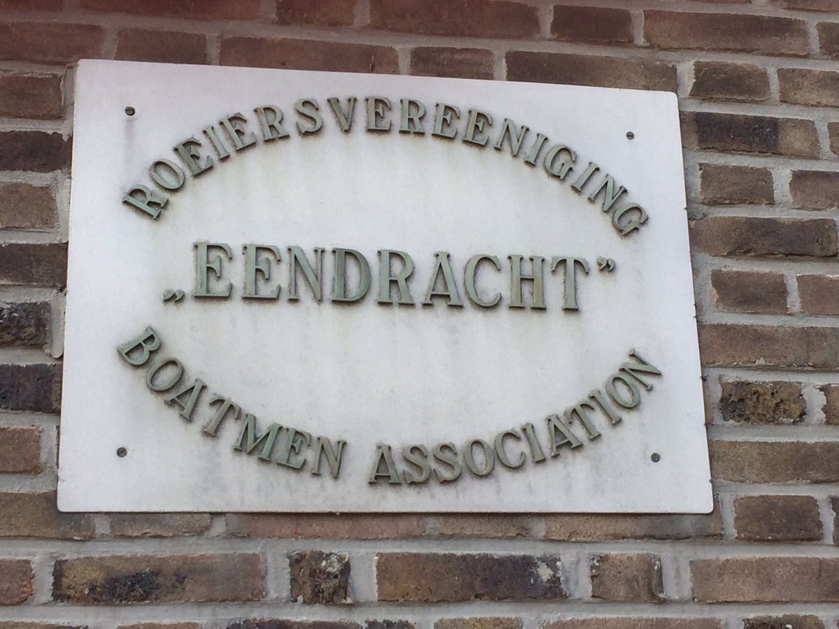KeesVrijdag's tweet photo. Vice-vzt @KRVE Gerrit van der Burg (Koninklijke Roeiers Vereeniging Eendracht) geeft leden @club25rotterda1 een update over innovatief product in de haven @ShoreTension ‘Dynamic Mooring System’ https://t.co/5hw8b7CWgA