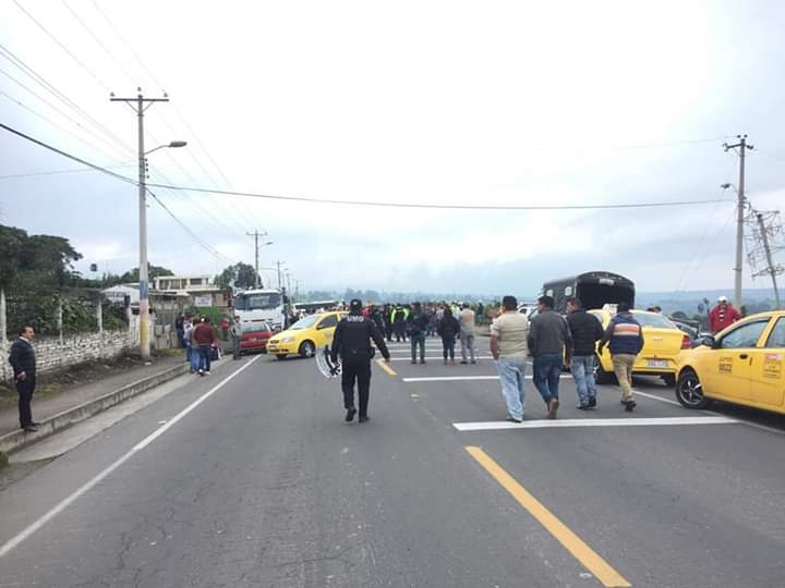Fenatrape_EC's tweet photo. Fenatrape unida con los transportistas del Carchi para solicitar retiro de radares en Huaca. Vizcaíno, ante el plantón organizando los transportistas de la provincia del Carchi su respaldo para que se retiren los radares ubicados en la vía E35 https://t.co/nfIntAkpAy https://t.co/ugATizkS2I
