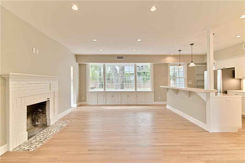 thetakeover_atx's tweet photo. Check out this amazing historic district home that's available for lease in the #78705! ($3,950/mo) π€©
The home features open floor plan, sunroom, office, mud room, basement, 3 bed & 3 bath β¨
Contact Kelly Freeman π (512) 699-9431
#twelveriversrealty #jumponin https://t.co/K6CBoyyPPT