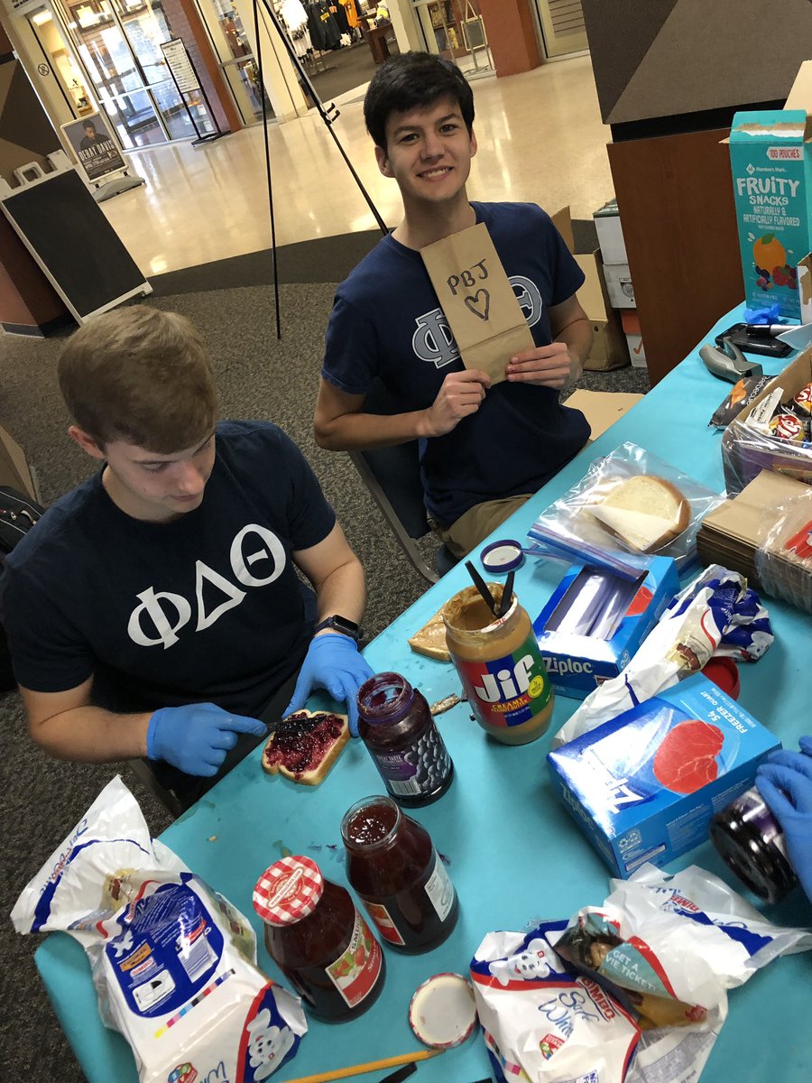 PhiDeltMWSUalum's tweet photo. Hard at work helping bag lunches for fellow community members! #communityservice https://t.co/PAQjTN91D5