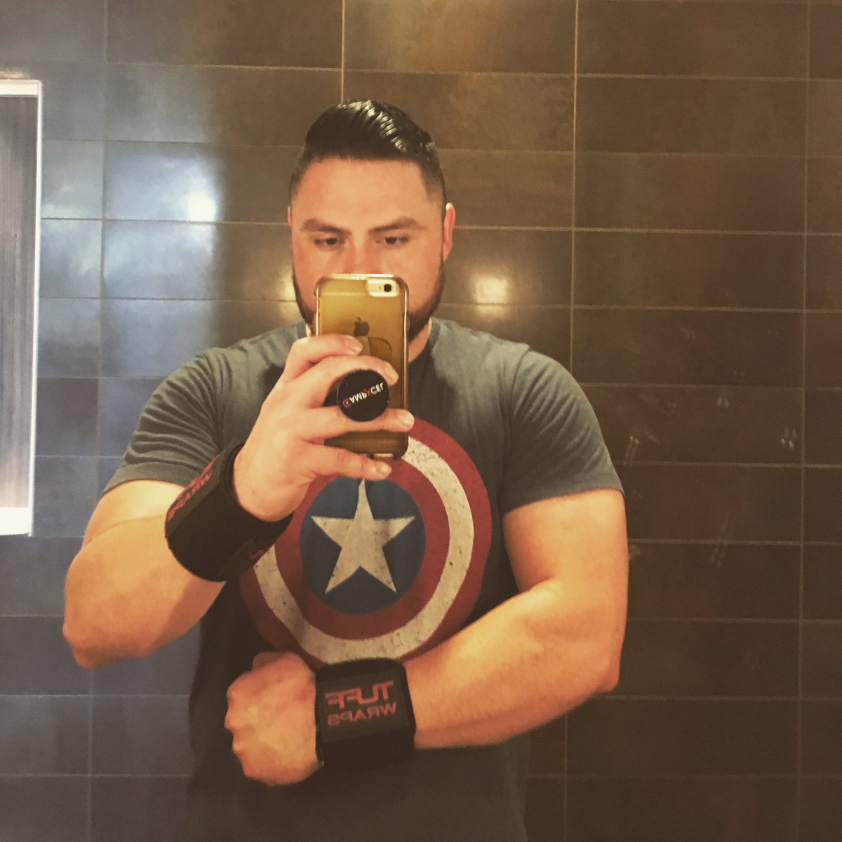 MassX0G's tweet photo. Feel like a badass on Monday @goldsgymsocal I love my #villainwraps @tuffwraps #mondaymotivation #strongaf #chestday #shoulderworkout #tuffwraps #drjekillandmrhyde #beastmode #captainamerica #forearms #goldsgymsocal #goldsgym https://t.co/xDryive0DL