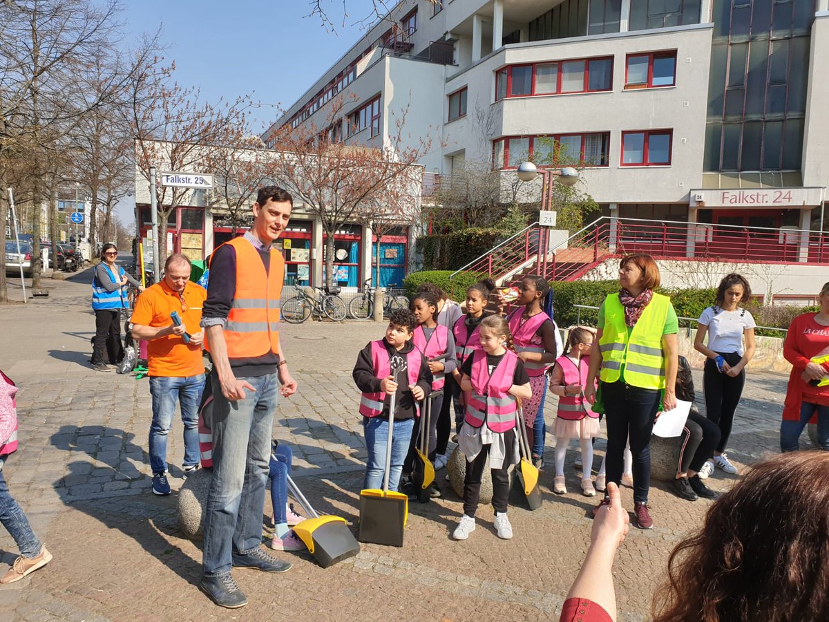 spdneukoelln's tweet photo. Letzten Samstag waren wir bei bestem Wetter im #Rollberg im Rahmen unserer Kampagne #schoenwiewir mit den Kindern des Madonna-Clubs und @martinhikel unterwegs für einen sauberen Kiez. Der Frühjahrsputz hat begonnen 🙂🧹

Mehr Infos: https://t.co/3yRIcXRzm0 

@BSR_de #bvvnk https://t.co/SWwnP9R01G