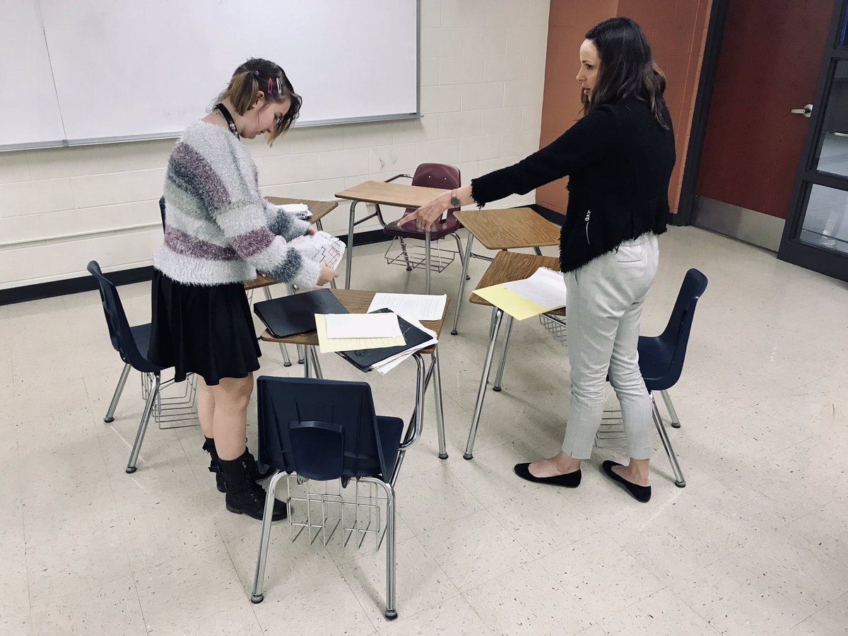 MHSStuServices's tweet photo. Student Services staff helping students work on executive functioning skills during our “Let’s Get Organized” workshop sessions! #organizationstation #mhspride @MHSIrvine @MuskegoNorwaySc https://t.co/7l4noLU9lv