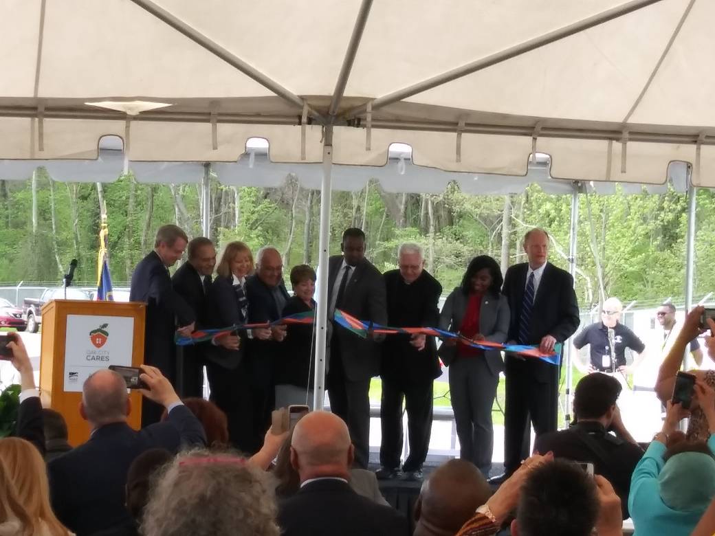 MarysMicrophone's tweet photo. Great ribbon cutting. #endhomelessnesswake https://t.co/eRBByDrYPL