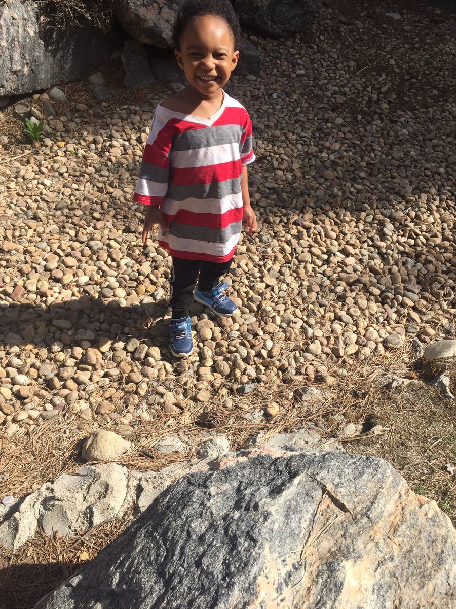 SharnaeSerenity's tweet photo. Walking with Jireh around the apartment building because it is SOOO beautiful in #Colorado https://t.co/7dILJHopR8