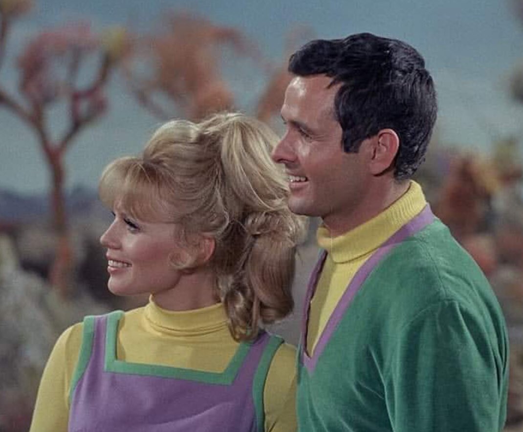 CHANNINGPOSTERS's tweet photo. I always wondered how they got those mod 1968 outfits in Season 3 if they were #LostinSpace. https://t.co/oz02ZUpUbB