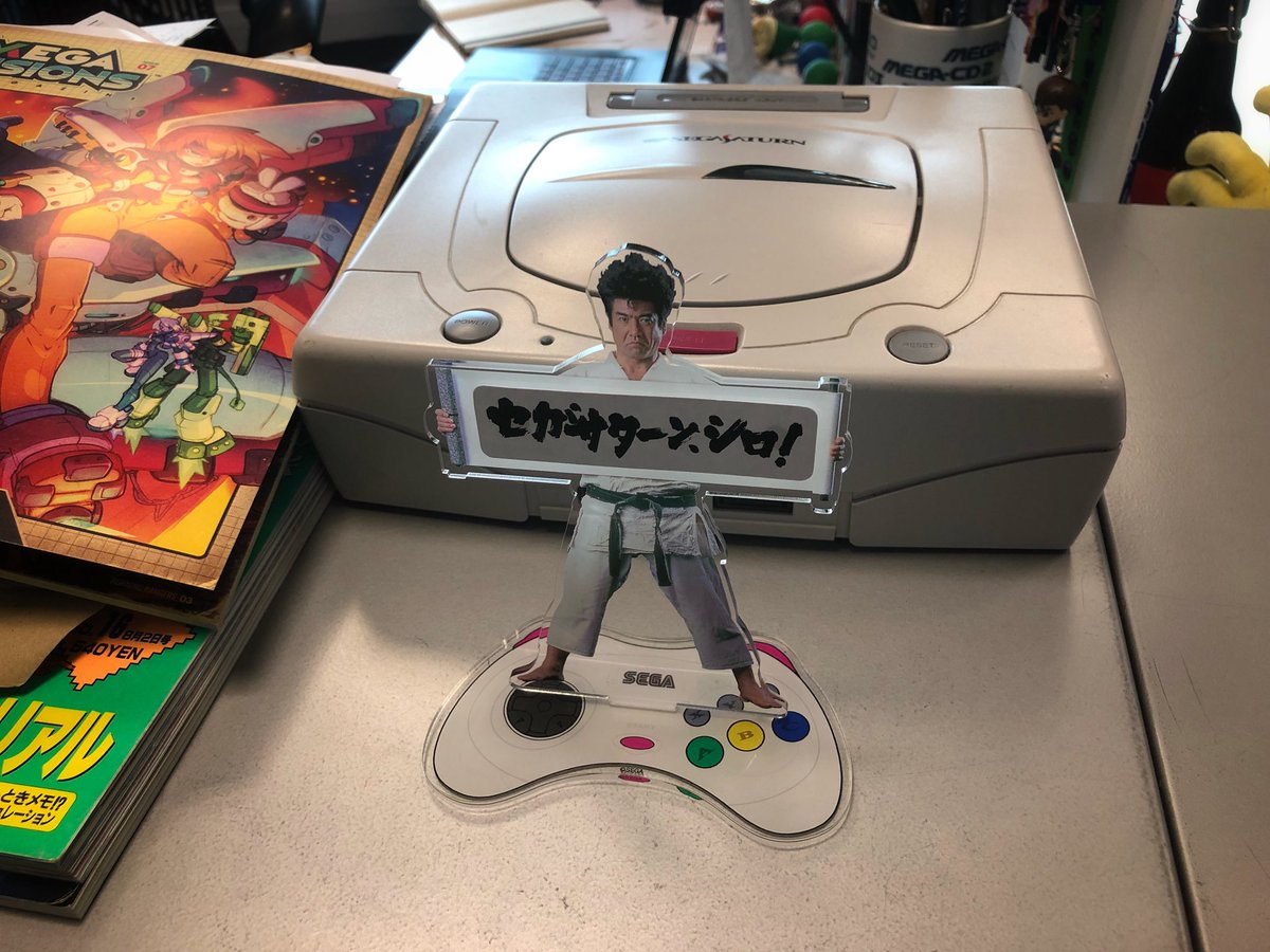 caffeinedreamer's tweet photo. Desk complete. Thank you based @elliotkidner!
#SEGA #セガ #SEGAFES #セガフェス2019 #SEGASaturn #セガサターン #せがた三四郎 https://t.co/HOfImto2DK