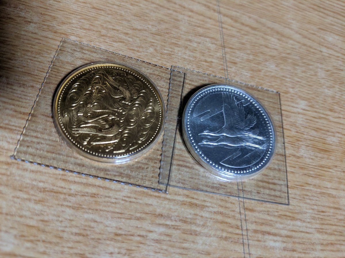 紙幣が変わるタイミングで「せっかくだから新札 の旧紙幣で」って日暮里のおばあちゃんからもらったお年玉は今でも使えずに残ってるなあ。船橋のおばあちゃんから「これは形見だよ」ってもらった金と銀の記念 コインも残ってる。結局こういうのって一生使えないよね。