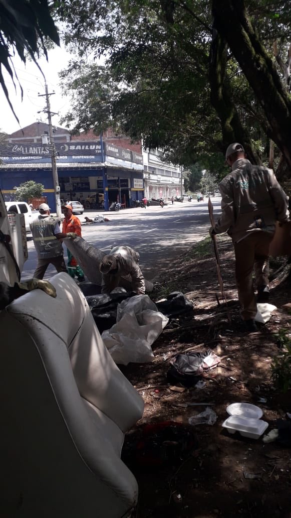 checho_orozco's tweet photo. En este momento la @AlcaldiadeMed en articulación con @Emvarias atiende una denuncia ciudadana por mala disposición de residuos. La invitación es a respetar los espacios de ciudad y a tener #CulturaCiudadana.
#MedellínPorBuenCamino https://t.co/YauAPKG1rA