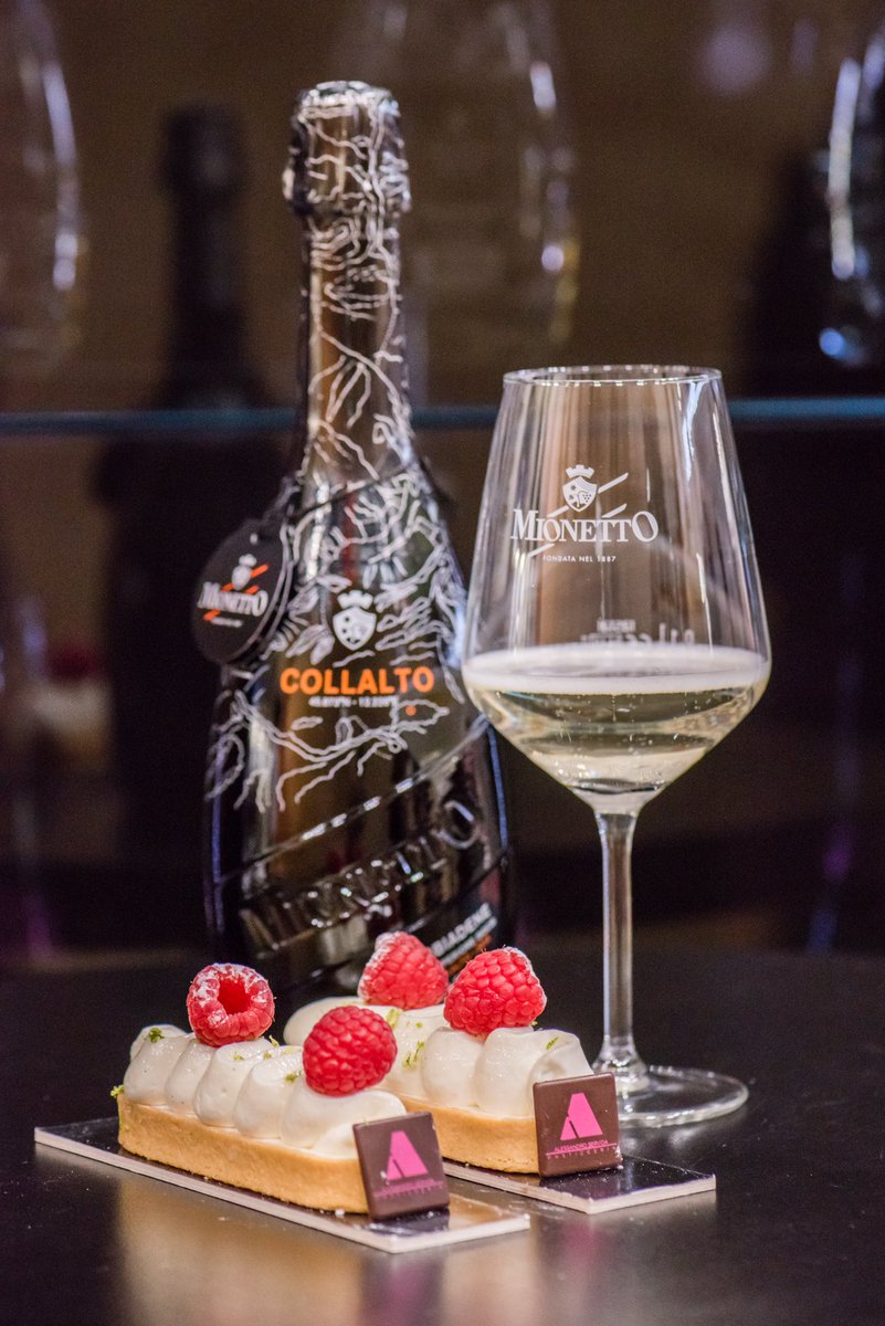 Mionetto_'s tweet photo. La cheesecake preparata da @AlexservidaAl in abbinamento a Valdobbiadene Prosecco Superiore DOCG Rive di Collalto Millesimato Demi-Sec - Luxury Collection, la nuova proposta della Luxury Collection. #vinitaly2019 #mionettoprosecco #designdelgusto https://t.co/nsivSsutbI