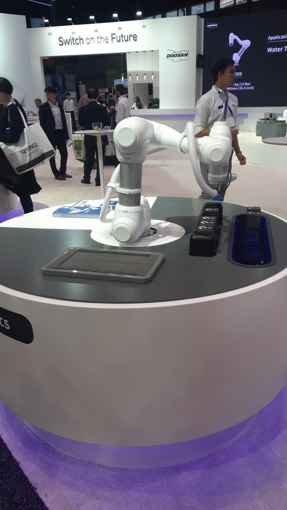 ENGcom_Automate's tweet image. #doosanrobotics showing a demo of the M0609 cobot.